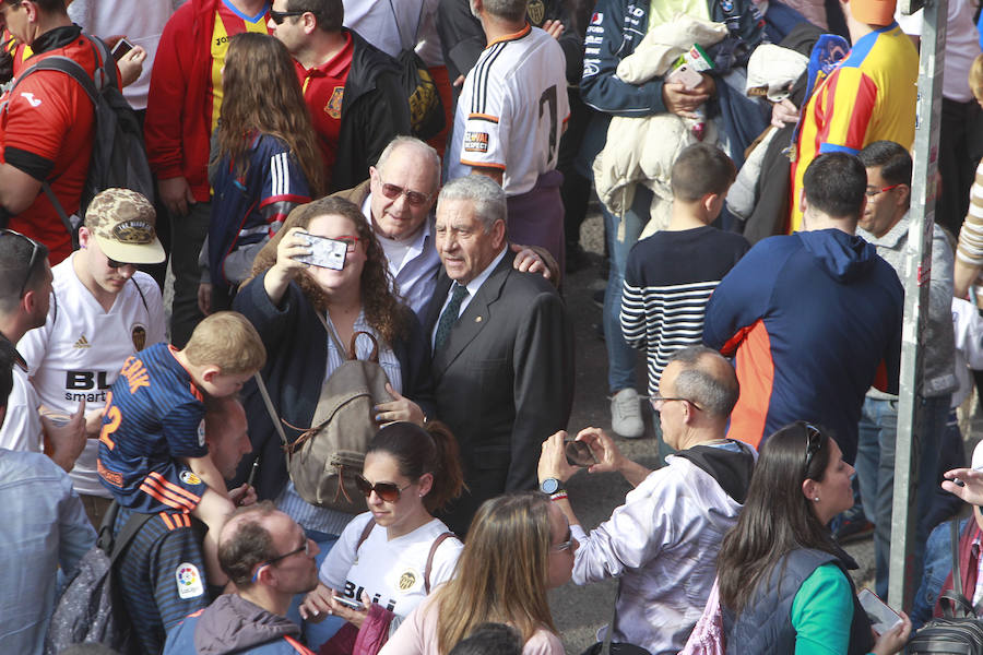 Lleno total por el centenario del Valencia. Mestalla se rinde a los pies de un partido único por el aniversario del club con un homenaje a los jugadores valencianistas de diferentes épocas. Un combinado con las leyendas del Valencia CF se enfrenta a un equipo de históricos de la selección española