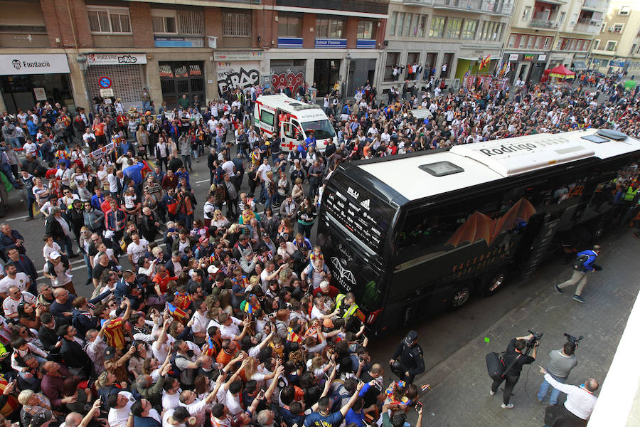 Lleno total por el centenario del Valencia. Mestalla se rinde a los pies de un partido único por el aniversario del club con un homenaje a los jugadores valencianistas de diferentes épocas. Un combinado con las leyendas del Valencia CF se enfrenta a un equipo de históricos de la selección española