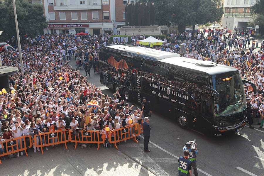 Lleno total por el centenario del Valencia. Mestalla se rinde a los pies de un partido único por el aniversario del club con un homenaje a los jugadores valencianistas de diferentes épocas. Un combinado con las leyendas del Valencia CF se enfrenta a un equipo de históricos de la selección española