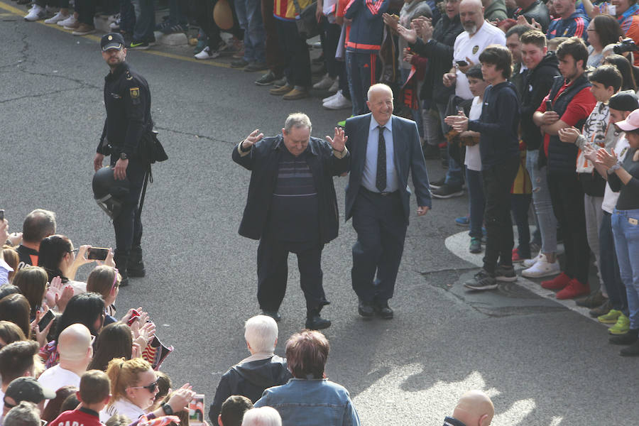 Lleno total por el centenario del Valencia. Mestalla se rinde a los pies de un partido único por el aniversario del club con un homenaje a los jugadores valencianistas de diferentes épocas. Un combinado con las leyendas del Valencia CF se enfrenta a un equipo de históricos de la selección española