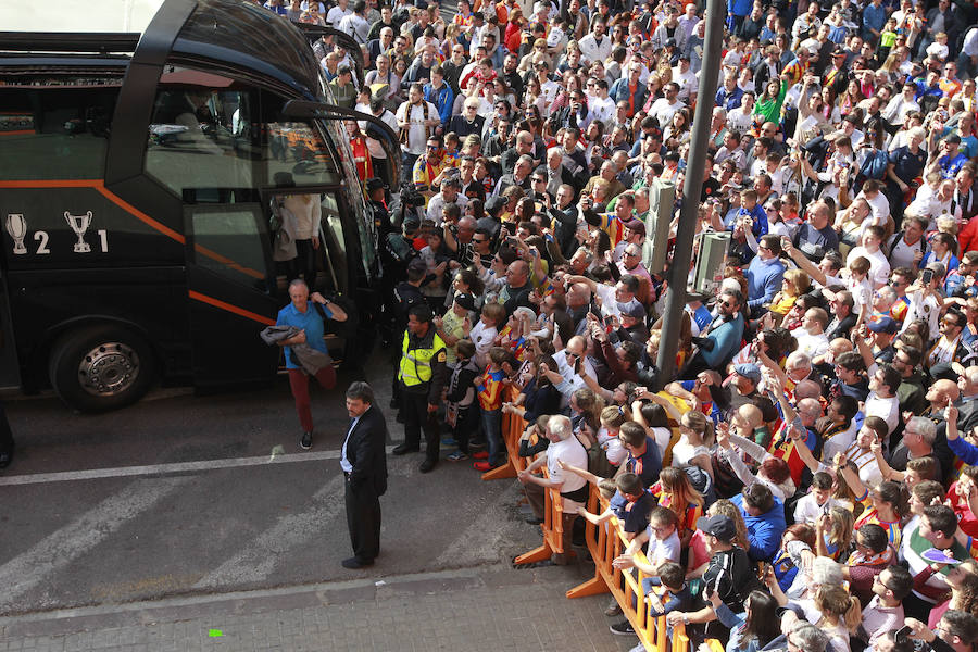 Lleno total por el centenario del Valencia. Mestalla se rinde a los pies de un partido único por el aniversario del club con un homenaje a los jugadores valencianistas de diferentes épocas. Un combinado con las leyendas del Valencia CF se enfrenta a un equipo de históricos de la selección española