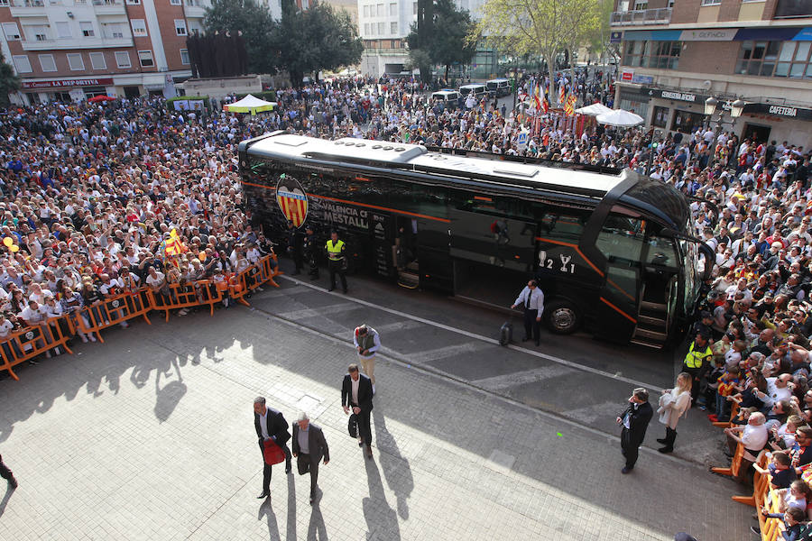 Lleno total por el centenario del Valencia. Mestalla se rinde a los pies de un partido único por el aniversario del club con un homenaje a los jugadores valencianistas de diferentes épocas. Un combinado con las leyendas del Valencia CF se enfrenta a un equipo de históricos de la selección española