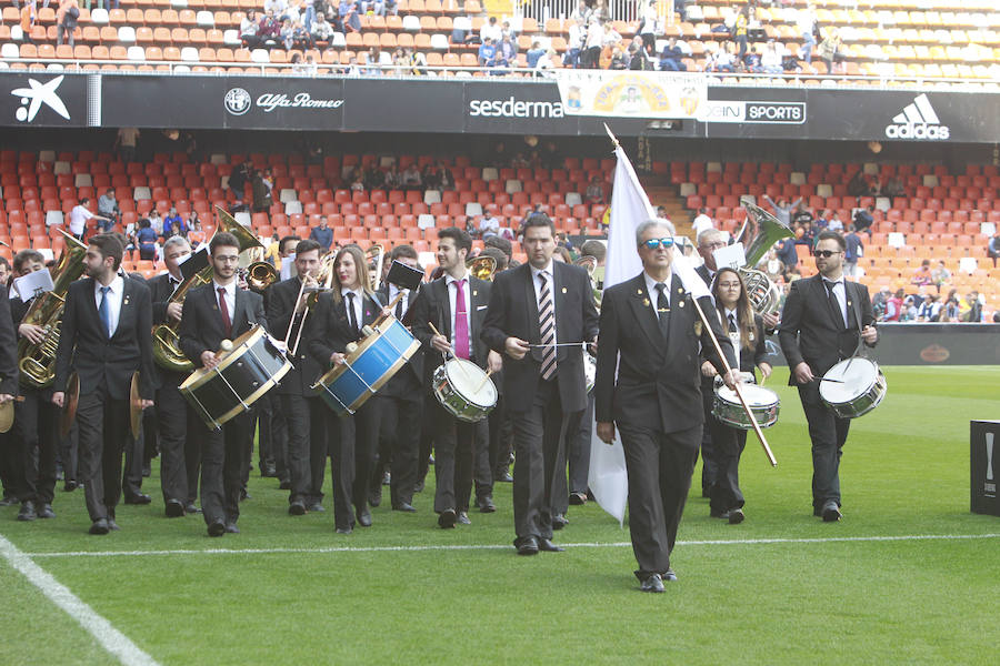 Lleno total por el centenario del Valencia. Mestalla se rinde a los pies de un partido único por el aniversario del club con un homenaje a los jugadores valencianistas de diferentes épocas. Un combinado con las leyendas del Valencia CF se enfrenta a un equipo de históricos de la selección española