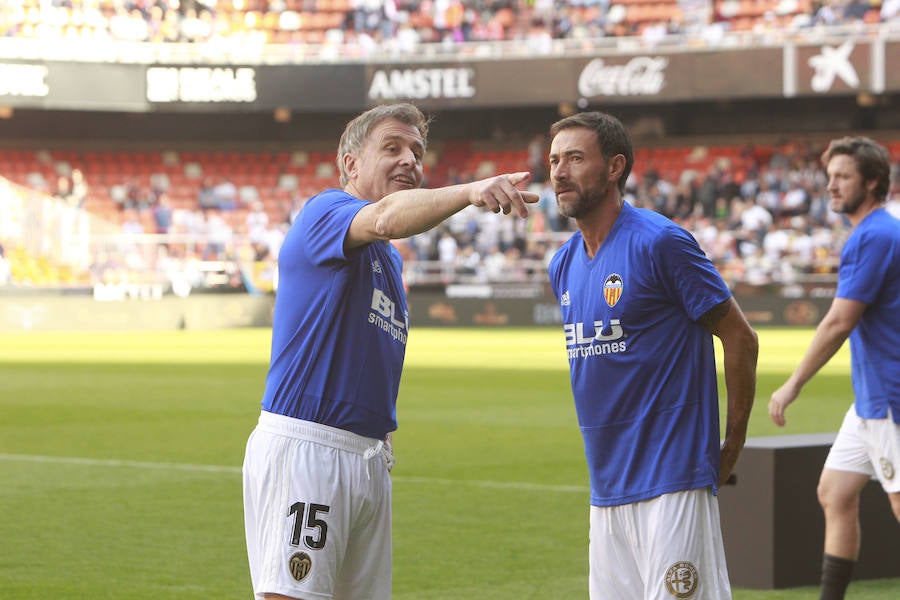 Lleno total por el centenario del Valencia. Mestalla se rinde a los pies de un partido único por el aniversario del club con un homenaje a los jugadores valencianistas de diferentes épocas. Un combinado con las leyendas del Valencia CF se enfrenta a un equipo de históricos de la selección española