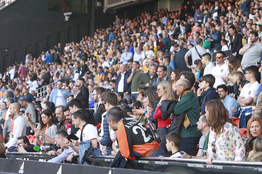 Lleno total por el centenario del Valencia. Mestalla se rinde a los pies de un partido único por el aniversario del club con un homenaje a los jugadores valencianistas de diferentes épocas. Un combinado con las leyendas del Valencia CF se enfrenta a un equipo de históricos de la selección española