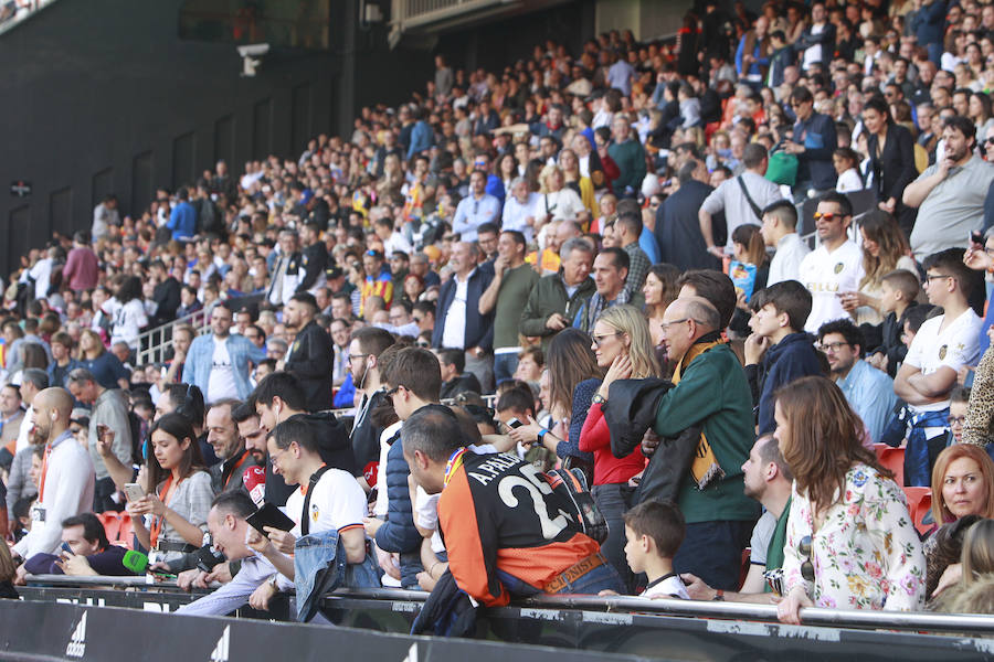 Lleno total por el centenario del Valencia. Mestalla se rinde a los pies de un partido único por el aniversario del club con un homenaje a los jugadores valencianistas de diferentes épocas. Un combinado con las leyendas del Valencia CF se enfrenta a un equipo de históricos de la selección española