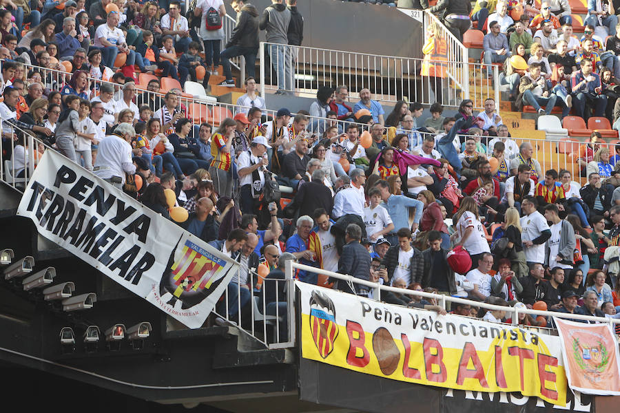 Lleno total por el centenario del Valencia. Mestalla se rinde a los pies de un partido único por el aniversario del club con un homenaje a los jugadores valencianistas de diferentes épocas. Un combinado con las leyendas del Valencia CF se enfrenta a un equipo de históricos de la selección española