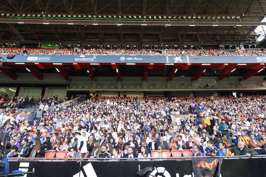 Lleno total por el centenario del Valencia. Mestalla se rinde a los pies de un partido único por el aniversario del club con un homenaje a los jugadores valencianistas de diferentes épocas. Un combinado con las leyendas del Valencia CF se enfrenta a un equipo de históricos de la selección española