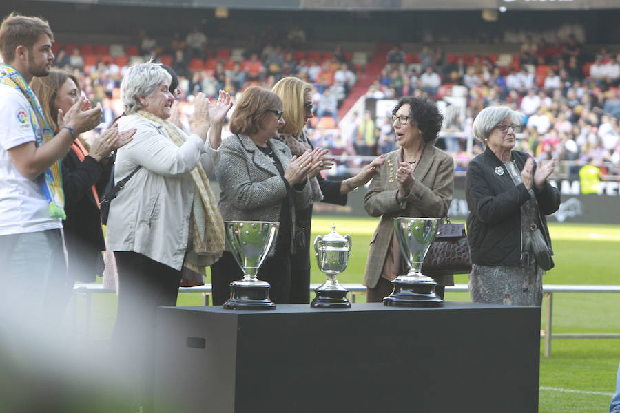 Lleno total por el centenario del Valencia. Mestalla se rinde a los pies de un partido único por el aniversario del club con un homenaje a los jugadores valencianistas de diferentes épocas. Un combinado con las leyendas del Valencia CF se enfrenta a un equipo de históricos de la selección española