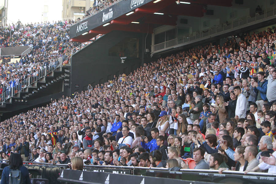 Lleno total por el centenario del Valencia. Mestalla se rinde a los pies de un partido único por el aniversario del club con un homenaje a los jugadores valencianistas de diferentes épocas. Un combinado con las leyendas del Valencia CF se enfrenta a un equipo de históricos de la selección española