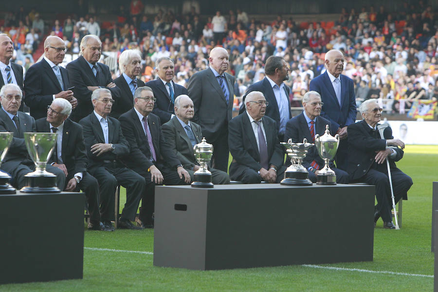 Lleno total por el centenario del Valencia. Mestalla se rinde a los pies de un partido único por el aniversario del club con un homenaje a los jugadores valencianistas de diferentes épocas. Un combinado con las leyendas del Valencia CF se enfrenta a un equipo de históricos de la selección española