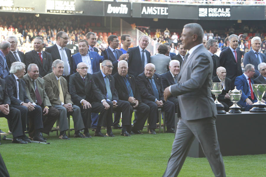 Lleno total por el centenario del Valencia. Mestalla se rinde a los pies de un partido único por el aniversario del club con un homenaje a los jugadores valencianistas de diferentes épocas. Un combinado con las leyendas del Valencia CF se enfrenta a un equipo de históricos de la selección española