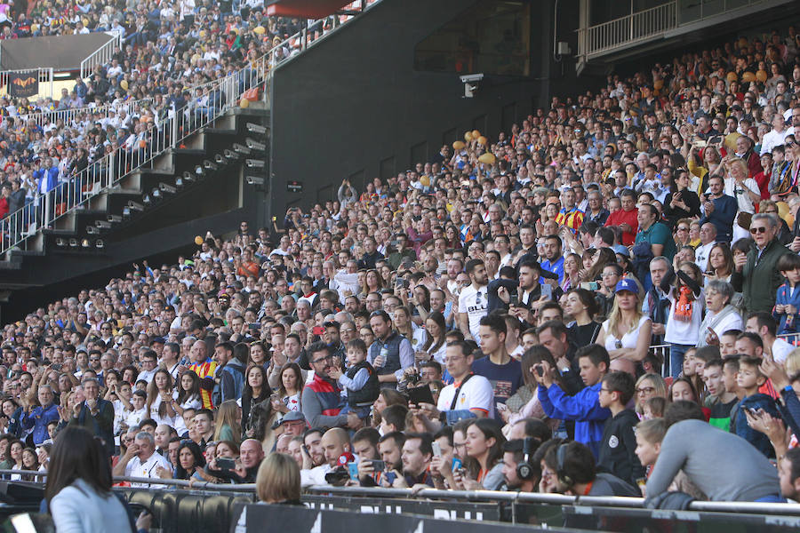 Lleno total por el centenario del Valencia. Mestalla se rinde a los pies de un partido único por el aniversario del club con un homenaje a los jugadores valencianistas de diferentes épocas. Un combinado con las leyendas del Valencia CF se enfrenta a un equipo de históricos de la selección española