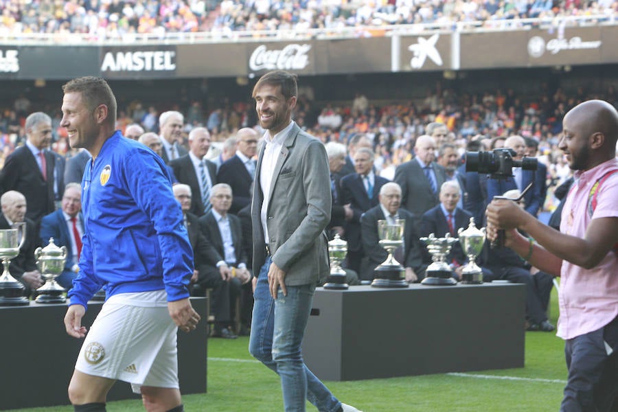 Lleno total por el centenario del Valencia. Mestalla se rinde a los pies de un partido único por el aniversario del club con un homenaje a los jugadores valencianistas de diferentes épocas. Un combinado con las leyendas del Valencia CF se enfrenta a un equipo de históricos de la selección española