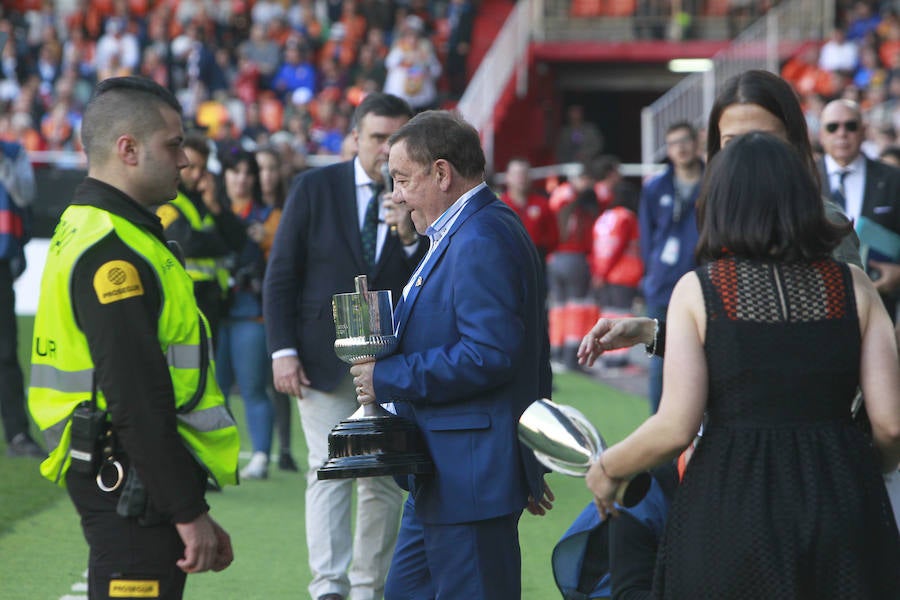 Lleno total por el centenario del Valencia. Mestalla se rinde a los pies de un partido único por el aniversario del club con un homenaje a los jugadores valencianistas de diferentes épocas. Un combinado con las leyendas del Valencia CF se enfrenta a un equipo de históricos de la selección española