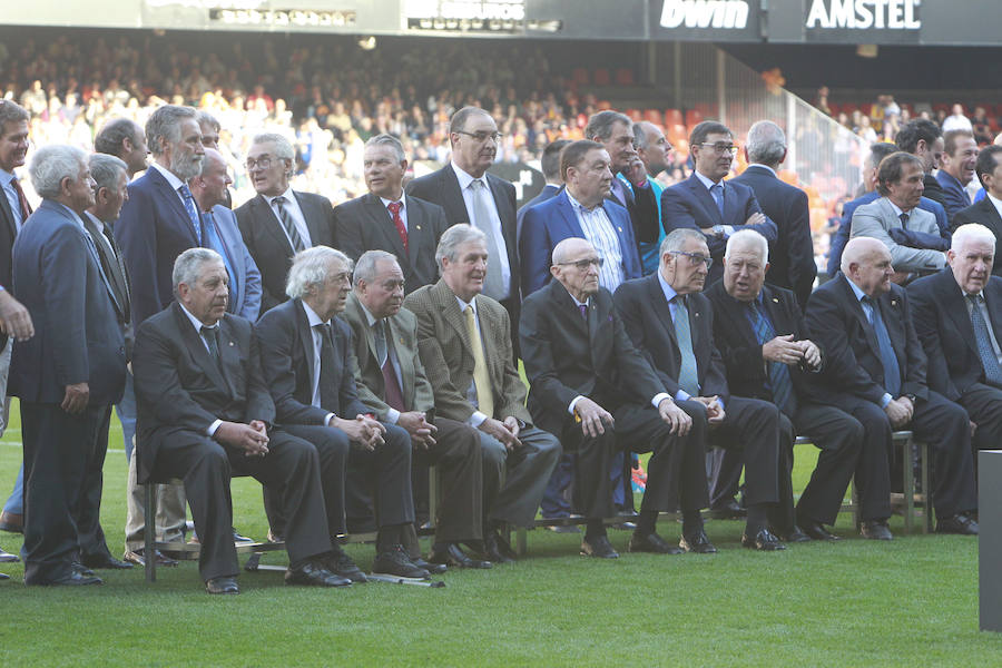 Lleno total por el centenario del Valencia. Mestalla se rinde a los pies de un partido único por el aniversario del club con un homenaje a los jugadores valencianistas de diferentes épocas. Un combinado con las leyendas del Valencia CF se enfrenta a un equipo de históricos de la selección española