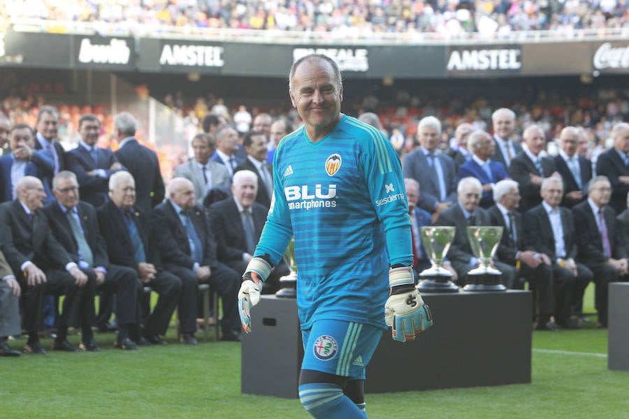 Lleno total por el centenario del Valencia. Mestalla se rinde a los pies de un partido único por el aniversario del club con un homenaje a los jugadores valencianistas de diferentes épocas. Un combinado con las leyendas del Valencia CF se enfrenta a un equipo de históricos de la selección española