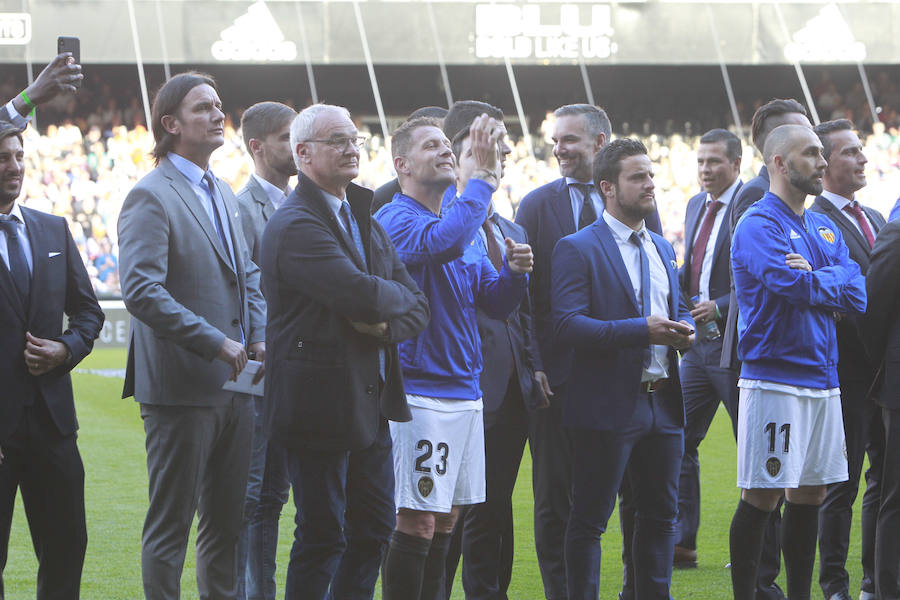 Lleno total por el centenario del Valencia. Mestalla se rinde a los pies de un partido único por el aniversario del club con un homenaje a los jugadores valencianistas de diferentes épocas. Un combinado con las leyendas del Valencia CF se enfrenta a un equipo de históricos de la selección española