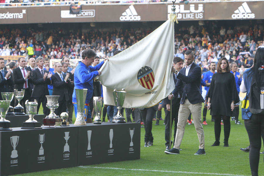 Lleno total por el centenario del Valencia. Mestalla se rinde a los pies de un partido único por el aniversario del club con un homenaje a los jugadores valencianistas de diferentes épocas. Un combinado con las leyendas del Valencia CF se enfrenta a un equipo de históricos de la selección española