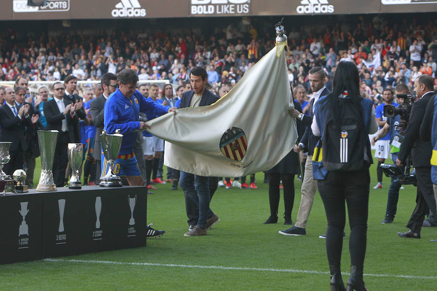 Lleno total por el centenario del Valencia. Mestalla se rinde a los pies de un partido único por el aniversario del club con un homenaje a los jugadores valencianistas de diferentes épocas. Un combinado con las leyendas del Valencia CF se enfrenta a un equipo de históricos de la selección española