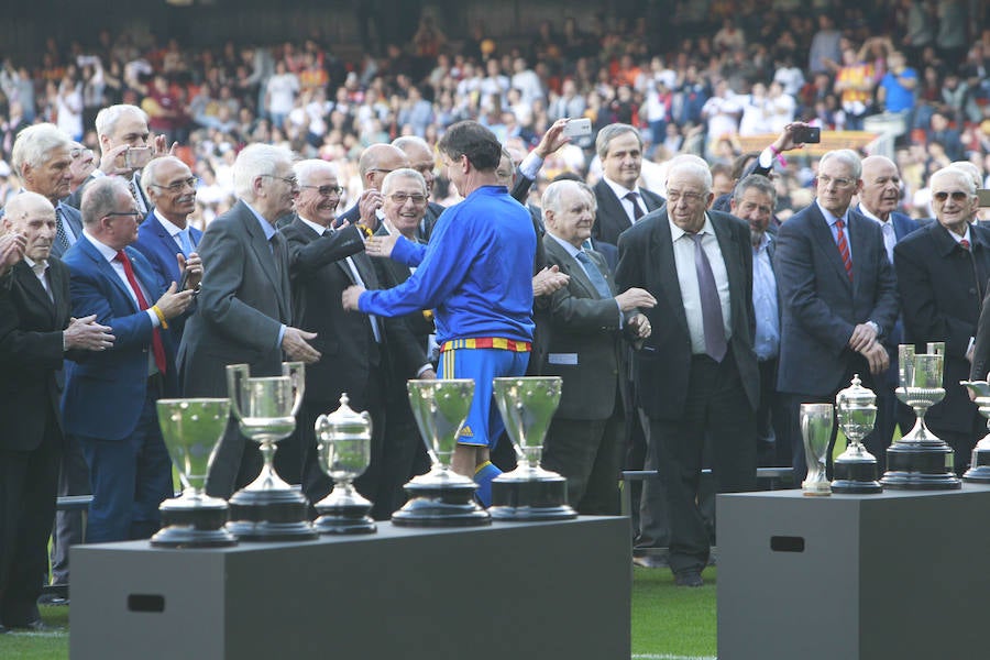 Lleno total por el centenario del Valencia. Mestalla se rinde a los pies de un partido único por el aniversario del club con un homenaje a los jugadores valencianistas de diferentes épocas. Un combinado con las leyendas del Valencia CF se enfrenta a un equipo de históricos de la selección española