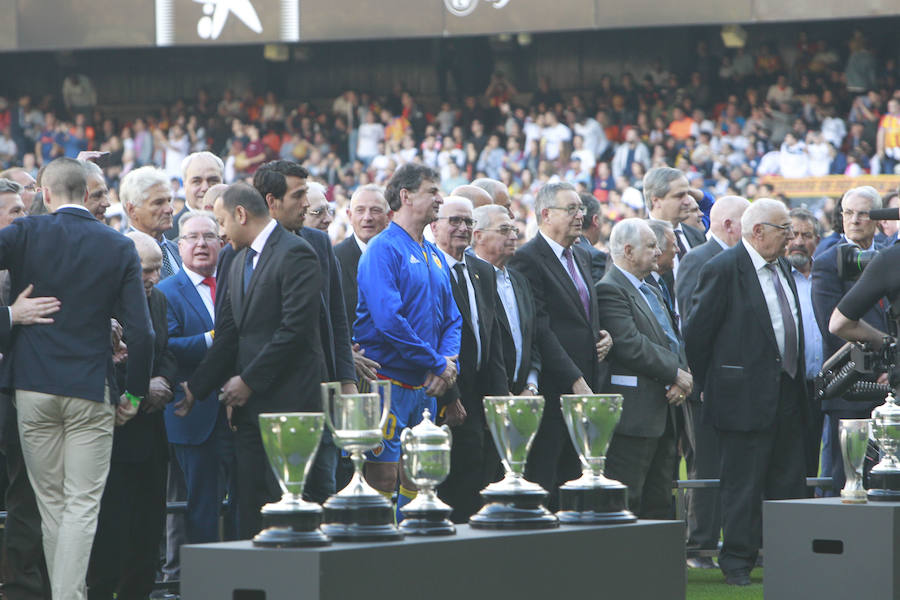 Lleno total por el centenario del Valencia. Mestalla se rinde a los pies de un partido único por el aniversario del club con un homenaje a los jugadores valencianistas de diferentes épocas. Un combinado con las leyendas del Valencia CF se enfrenta a un equipo de históricos de la selección española