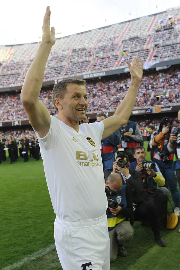 Lleno total por el centenario del Valencia. Mestalla se rinde a los pies de un partido único por el aniversario del club con un homenaje a los jugadores valencianistas de diferentes épocas. Un combinado con las leyendas del Valencia CF se enfrenta a un equipo de históricos de la selección española