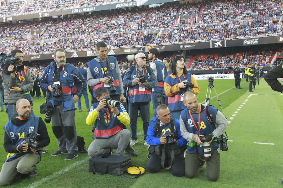 Lleno total por el centenario del Valencia. Mestalla se rinde a los pies de un partido único por el aniversario del club con un homenaje a los jugadores valencianistas de diferentes épocas. Un combinado con las leyendas del Valencia CF se enfrenta a un equipo de históricos de la selección española