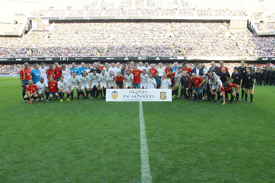 Lleno total por el centenario del Valencia. Mestalla se rinde a los pies de un partido único por el aniversario del club con un homenaje a los jugadores valencianistas de diferentes épocas. Un combinado con las leyendas del Valencia CF se enfrenta a un equipo de históricos de la selección española