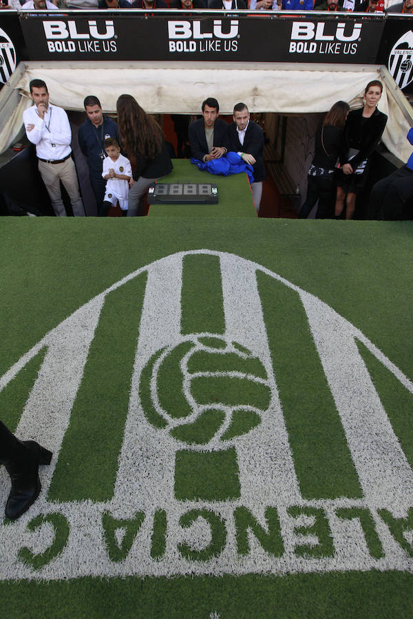 Lleno total por el centenario del Valencia. Mestalla se rinde a los pies de un partido único por el aniversario del club con un homenaje a los jugadores valencianistas de diferentes épocas. Un combinado con las leyendas del Valencia CF se enfrenta a un equipo de históricos de la selección española