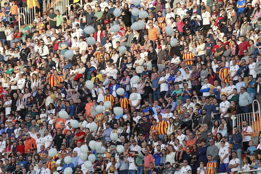 Lleno total por el centenario del Valencia. Mestalla se rinde a los pies de un partido único por el aniversario del club con un homenaje a los jugadores valencianistas de diferentes épocas. Un combinado con las leyendas del Valencia CF se enfrenta a un equipo de históricos de la selección española