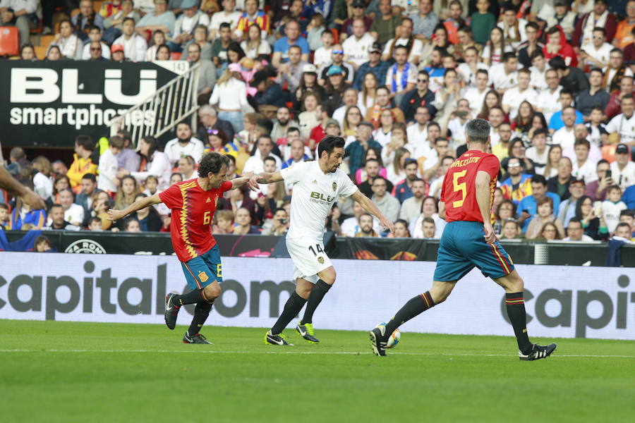 Lleno total por el centenario del Valencia. Mestalla se rinde a los pies de un partido único por el aniversario del club con un homenaje a los jugadores valencianistas de diferentes épocas. Un combinado con las leyendas del Valencia CF se enfrenta a un equipo de históricos de la selección española