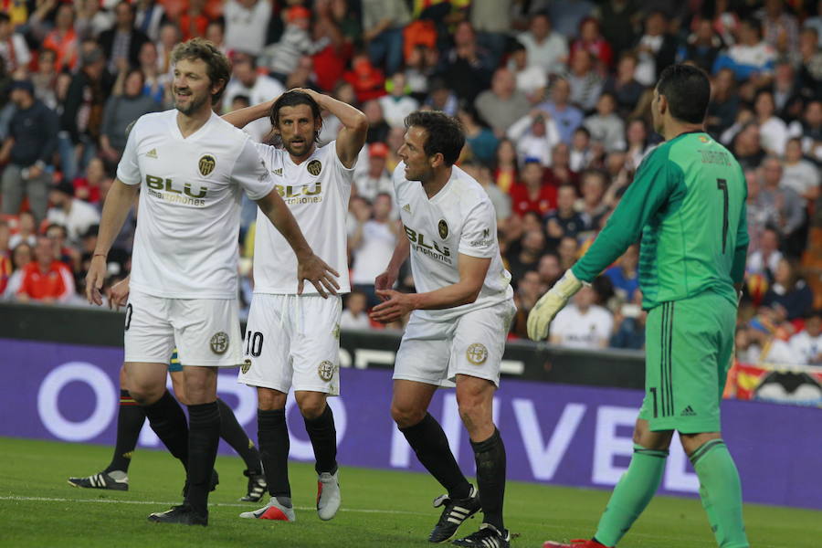 Lleno total por el centenario del Valencia. Mestalla se rinde a los pies de un partido único por el aniversario del club con un homenaje a los jugadores valencianistas de diferentes épocas. Un combinado con las leyendas del Valencia CF se enfrenta a un equipo de históricos de la selección española