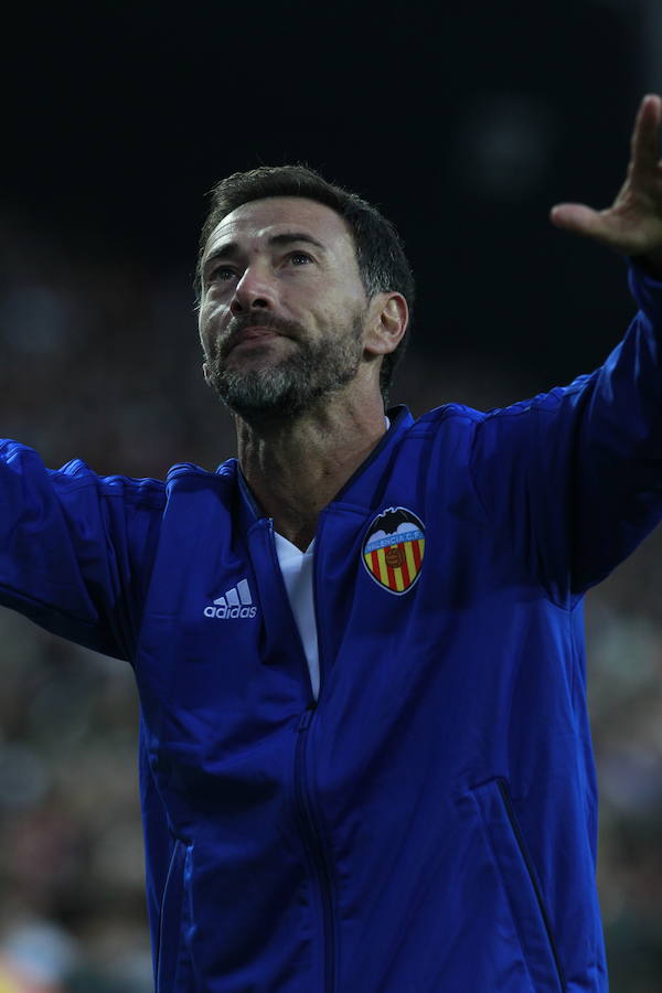 Lleno total por el centenario del Valencia. Mestalla se rinde a los pies de un partido único por el aniversario del club con un homenaje a los jugadores valencianistas de diferentes épocas. Un combinado con las leyendas del Valencia CF se enfrenta a un equipo de históricos de la selección española