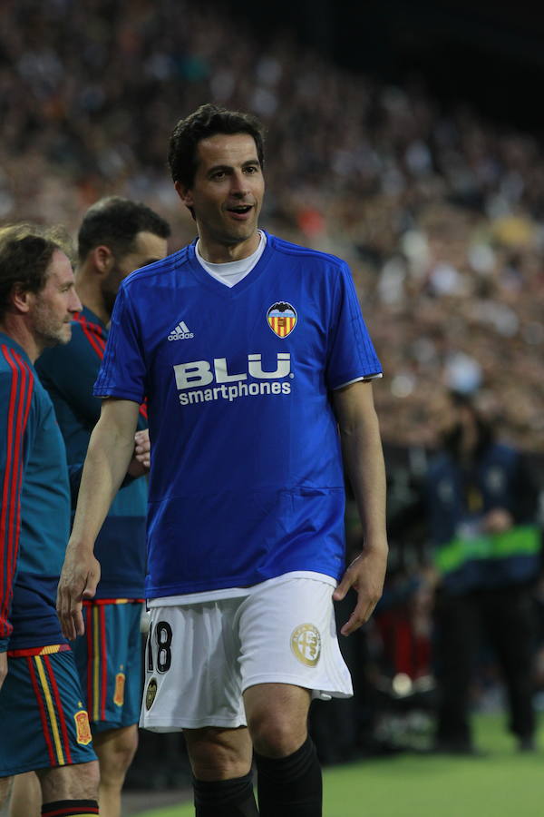 Lleno total por el centenario del Valencia. Mestalla se rinde a los pies de un partido único por el aniversario del club con un homenaje a los jugadores valencianistas de diferentes épocas. Un combinado con las leyendas del Valencia CF se enfrenta a un equipo de históricos de la selección española