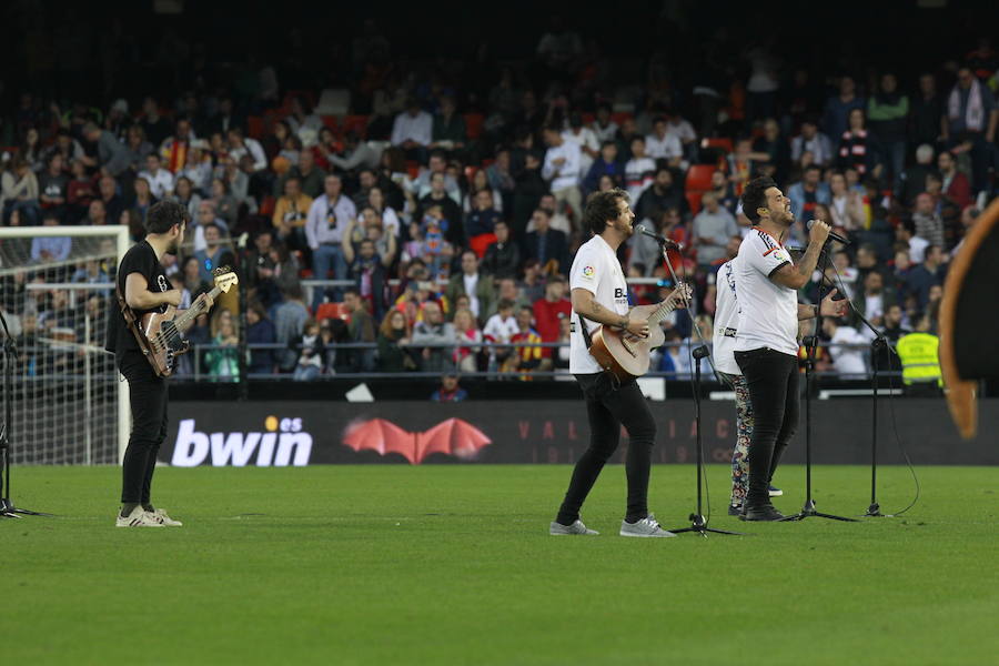 Lleno total por el centenario del Valencia. Mestalla se rinde a los pies de un partido único por el aniversario del club con un homenaje a los jugadores valencianistas de diferentes épocas. Un combinado con las leyendas del Valencia CF se enfrenta a un equipo de históricos de la selección española