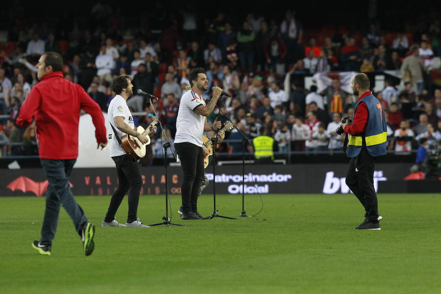 Lleno total por el centenario del Valencia. Mestalla se rinde a los pies de un partido único por el aniversario del club con un homenaje a los jugadores valencianistas de diferentes épocas. Un combinado con las leyendas del Valencia CF se enfrenta a un equipo de históricos de la selección española