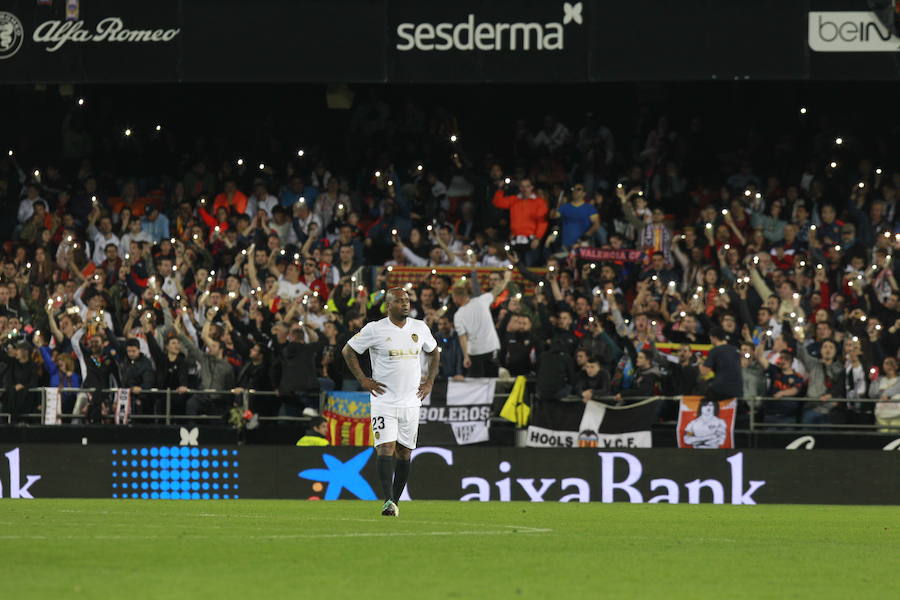 Lleno total por el centenario del Valencia. Mestalla se rinde a los pies de un partido único por el aniversario del club con un homenaje a los jugadores valencianistas de diferentes épocas. Un combinado con las leyendas del Valencia CF se enfrenta a un equipo de históricos de la selección española