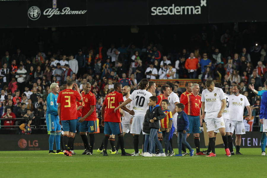 Lleno total por el centenario del Valencia. Mestalla se rinde a los pies de un partido único por el aniversario del club con un homenaje a los jugadores valencianistas de diferentes épocas. Un combinado con las leyendas del Valencia CF se enfrenta a un equipo de históricos de la selección española