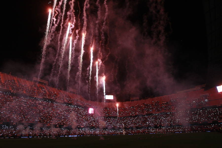 Lleno total por el centenario del Valencia. Mestalla se rinde a los pies de un partido único por el aniversario del club con un homenaje a los jugadores valencianistas de diferentes épocas. Un combinado con las leyendas del Valencia CF se enfrenta a un equipo de históricos de la selección española