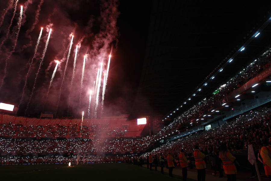 Lleno total por el centenario del Valencia. Mestalla se rinde a los pies de un partido único por el aniversario del club con un homenaje a los jugadores valencianistas de diferentes épocas. Un combinado con las leyendas del Valencia CF se enfrenta a un equipo de históricos de la selección española