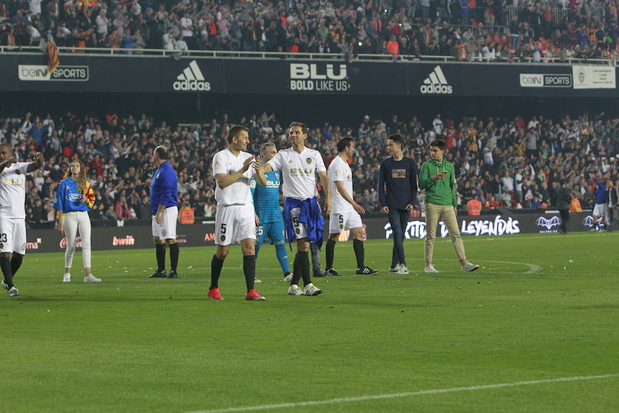 Lleno total por el centenario del Valencia. Mestalla se rinde a los pies de un partido único por el aniversario del club con un homenaje a los jugadores valencianistas de diferentes épocas. Un combinado con las leyendas del Valencia CF se enfrenta a un equipo de históricos de la selección española