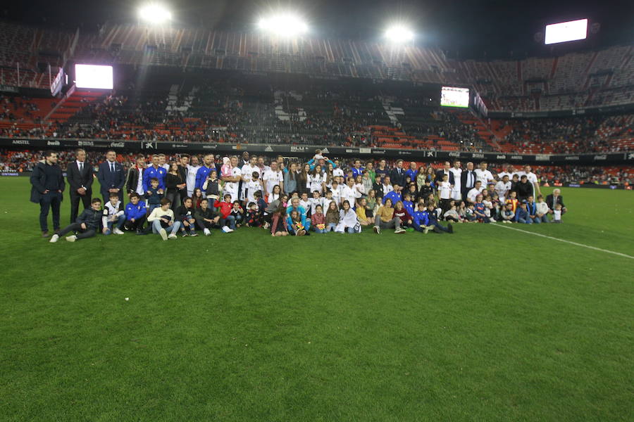 Lleno total por el centenario del Valencia. Mestalla se rinde a los pies de un partido único por el aniversario del club con un homenaje a los jugadores valencianistas de diferentes épocas. Un combinado con las leyendas del Valencia CF se enfrenta a un equipo de históricos de la selección española