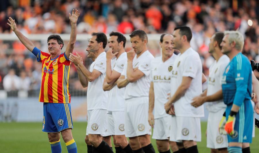 Lleno total por el centenario del Valencia. Mestalla se rinde a los pies de un partido único por el aniversario del club con un homenaje a los jugadores valencianistas de diferentes épocas. Un combinado con las leyendas del Valencia CF se enfrenta a un equipo de históricos de la selección española