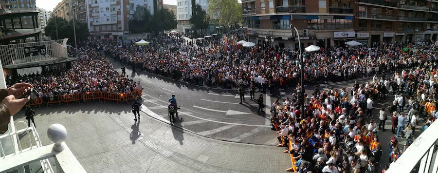 Lleno total por el centenario del Valencia. Mestalla se rinde a los pies de un partido único por el aniversario del club con un homenaje a los jugadores de diferentes épocas. 