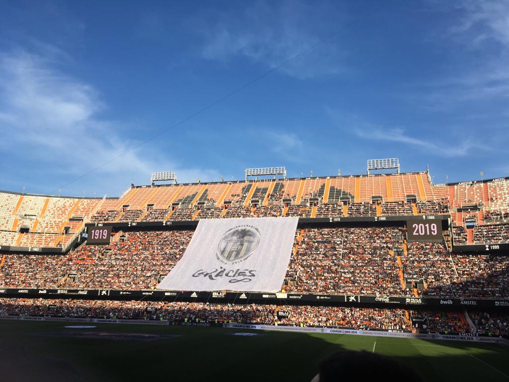 Lleno total por el centenario del Valencia. Mestalla se rinde a los pies de un partido único por el aniversario del club con un homenaje a los jugadores de diferentes épocas. 