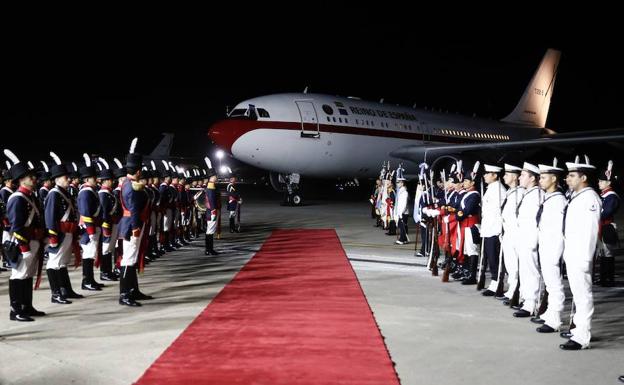 Una guardia de honor se forma frente al avión de los reyes de España a su llegada este domingo a Buenos Aires.