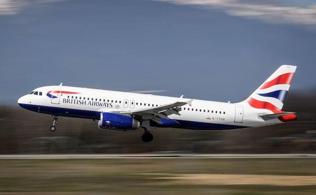 Un avión de British Airways despega. 