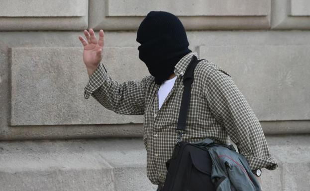 El exprofesor de gimnasia Joaquín Benítez, llegando a la Audiencia de Barcelona. 