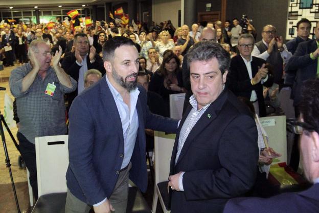 Abascal junto a Llanos en un acto de Vox en Valencia. 